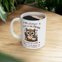 Mug Ma Collègue -  Elle a un grain comme le café mais je l'adore - Idée cadeau - Tasse en céramique original